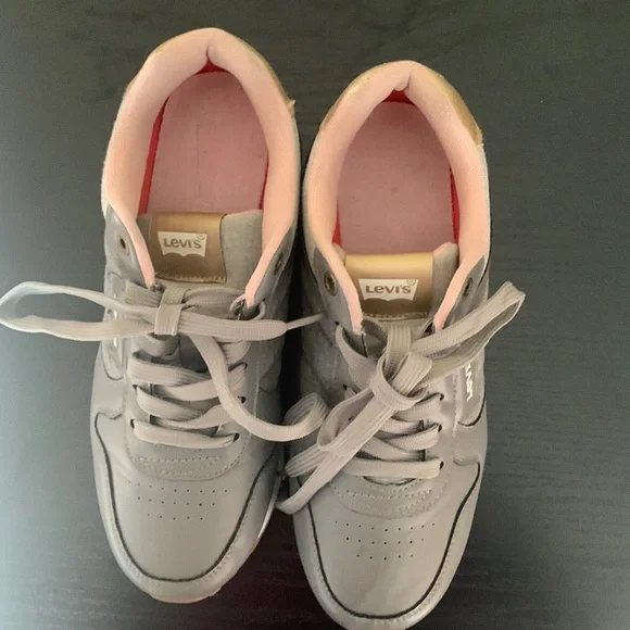 Women Levi’s tennis shoe size 8.5 fits like a 8 - Picture 4 of 10